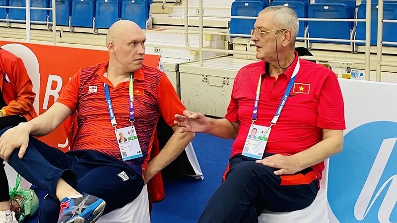Chuyên gia Ayrat (trái) tại SEA Games 31 ở Việt Nam và có kết quả đáng kể với đội tuyển đấu kiếm Việt Nam. Ảnh: MINH MINH