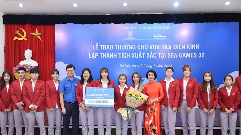 Đội tuyển điền kinh Việt Nam được thưởng 380 triệu đồng. Ảnh: NHƯ Ý