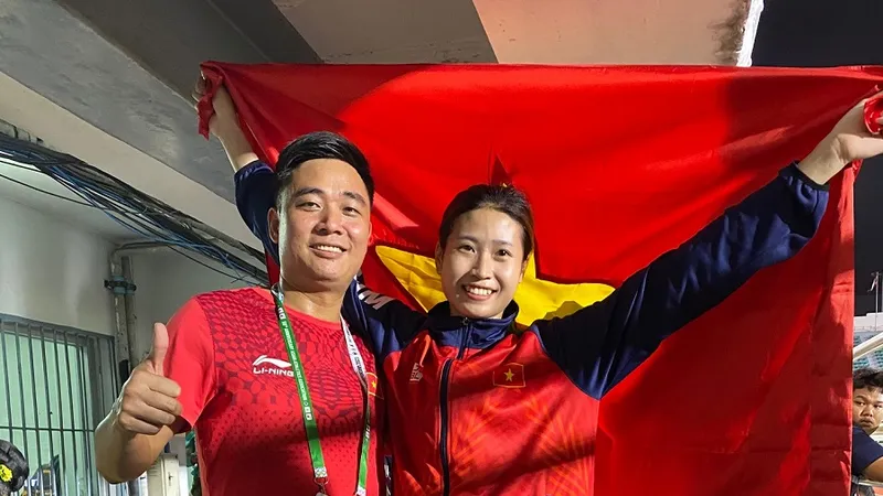 Nguyễn Thị Hường và HLV Nguyễn Mạnh Hiếu mừng vui sau thành tích HCĐ ở giải điền kinh châu Á 2023. Ảnh: MINH MINH