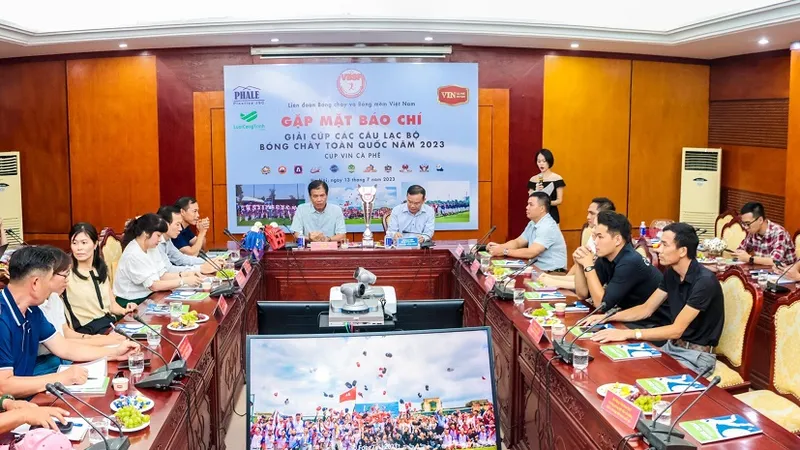 Ban tổ chức thông tin về giải đấu. Ảnh: LƯỢNG LƯỢNG