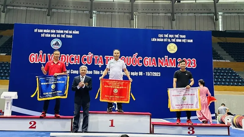 Ban tổ chức trao giải cho các đơn vị đứng đầu sau giải. Ảnh: HUY HÙNG