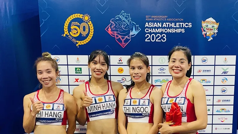Các tuyển thủ của tổ tiếp sức 4x400m nữ của điền kinh Việt Nam vui mừng sau chiến thắng. Ảnh: MINH MINH
