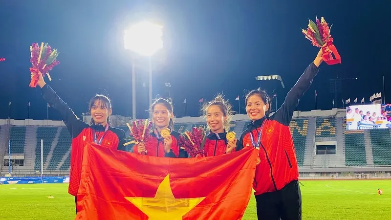 Các tuyển thủ đã được thưởng sau khi có tấm HCV ở giải điền kinh vô địch châu Á 2023. Ảnh; MINH MINH