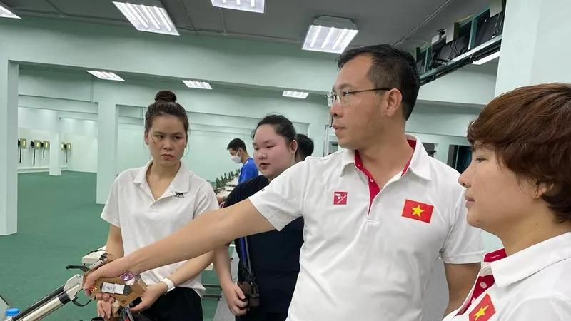 HLV Hoàng Xuân Vinh đang đảm nhiệm vai trò HLV trưởng đội tuyển bắn súng Việt Nam. Ảnh: CỤC TDTT