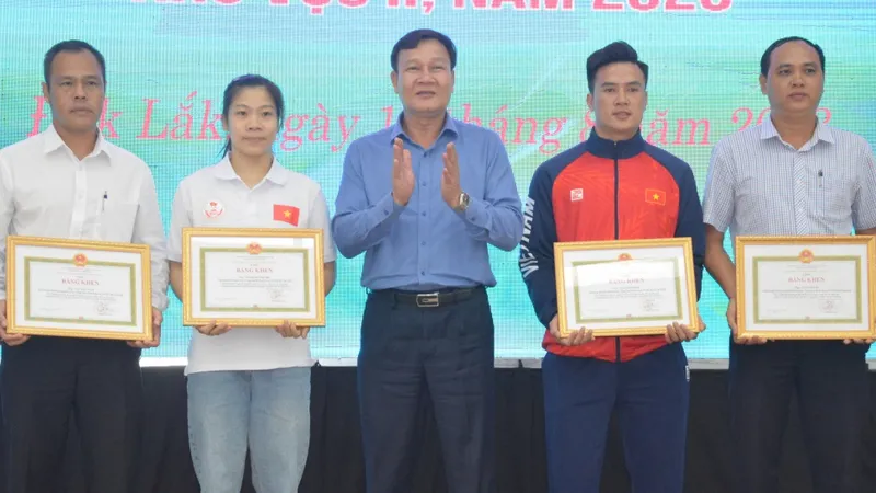 VĐV Nguyễn Hoàng (áo đỏ) đã giành được HCV duy nhất cho thể thao Đắk Lắk tại SEA Games 32. Ảnh: ĐĂNG TRIỀU