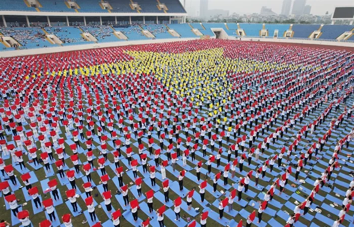 5.000 người đã tham gia đồng diễn yoga trên sân vận động Quốc gia Mỹ Đình ở ngày 12-8. Ảnh: D.Tr