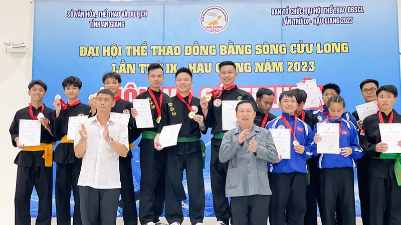 Ban tổ chức trao thưởng cho các võ sĩ đạt kết quả tại giải. Ảnh: TRUNG HIẾU.BAG