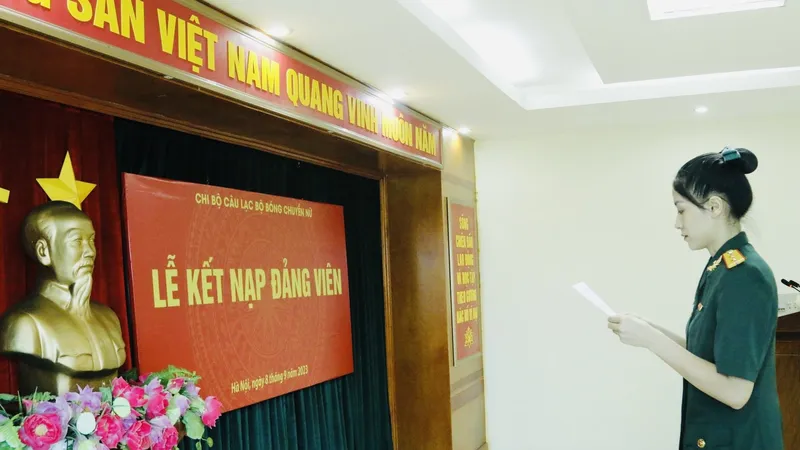 Cầu thủ Hoàng Thị Kiều Trinh tại lễ kết nạp Đảng viên do đơn vị tổ chức. Ảnh: BTLTT