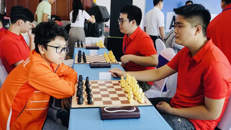 Đầu Khương Duy (trái) đã vô địch cờ tiêu chuẩn nam tại giải lần này. Ảnh: MINH MINH