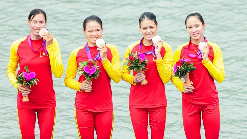 Tuyển thủ rowing giành HCĐ nội dung thuyền bốn nữ hạng nặng hai mái chèo trong ngày 25-9. Ảnh: ĐOÀNTTVN