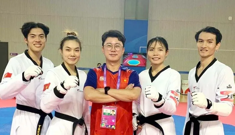 Bạc Thị Khiêm (thứ hai từ phải sang) đã thi đấu tốt để lọt vào bán kết hạng cân 67kg nữ và có HCĐ chung cuộc. Ảnh: THANH HUY