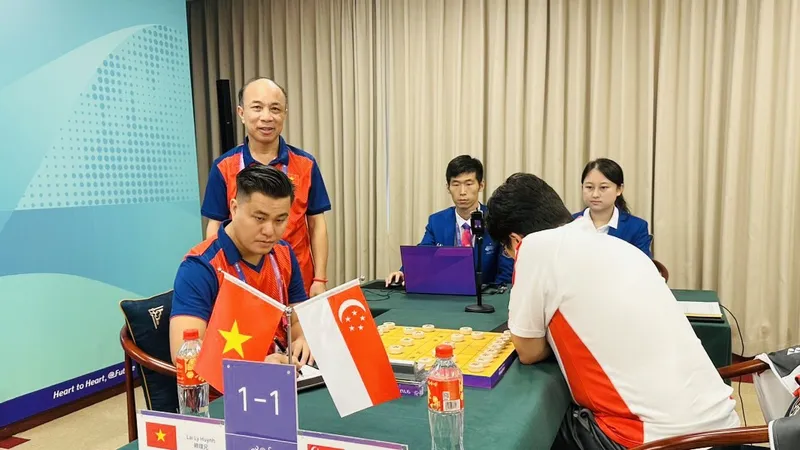 Kì thủ Lại Lý Huynh có chiến thắng cùng đội cờ tướng Việt Nam trong ngày đầu tiên. Ảnh: MINH THẮNG