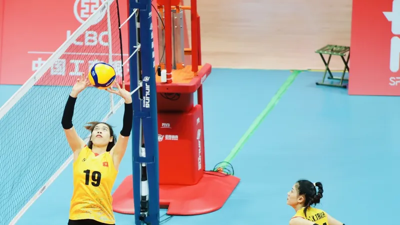 Lâm Oanh và Kiều Trinh sẽ được tới Thái Lan tập huấn chuẩn bị chuyên môn ngay trong tháng 10 này. Ảnh: LƯỢNG LƯỢNG
