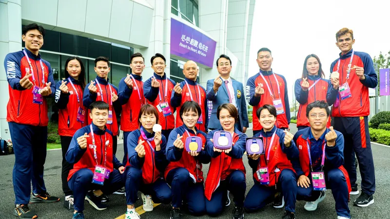 Võ sĩ karate Việt Nam giành được HCV quan trọng tại ASIAD 19. Ảnh: LƯỢNG LƯỢNG