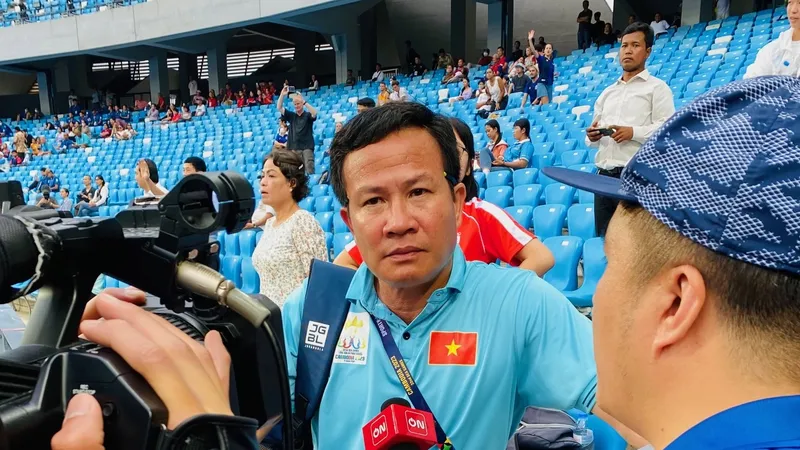 HLV Trần Văn Sỹ trả lời truyền hình trong thời gian tham dự SEA Games 32 ở Campuchia. Ảnh: MINH MINH