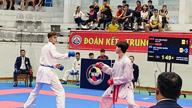 Thanh Nhân (xanh) từng giành HCĐ tại ASIAD 19 đã thể hiện tốt phong độ và giành ngôi vô địch ở giải quốc gia năm nay. Ảnh: MINH MINH