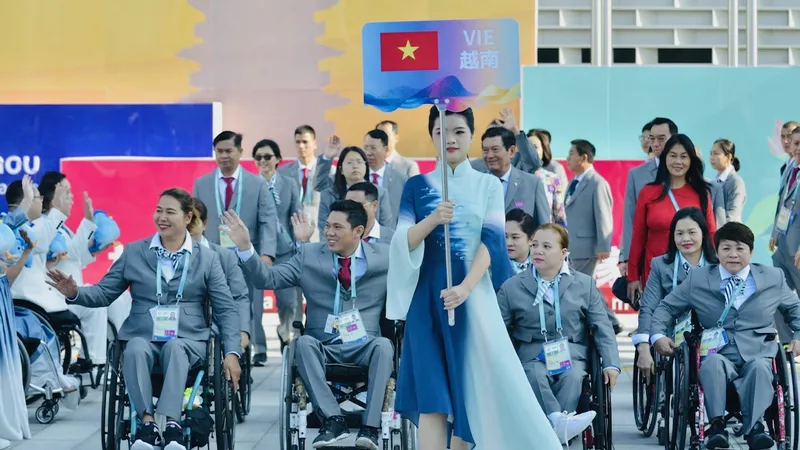 Đoàn thể thao người khuyết tật Việt Nam tham dự lễ thượng cờ trong sáng 19-10. Ảnh: CỤCTDTT
