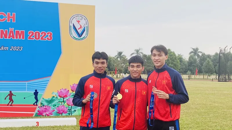 Các VĐV đứng đầu của nội dung 400m nam tại giải năm nay. Ảnh: MINH MINH