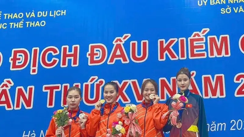 Đội kiếm chém nữ Hà Nội giành HCV ở giải vô địch quốc gia 2023. Ảnh: MINH MINH