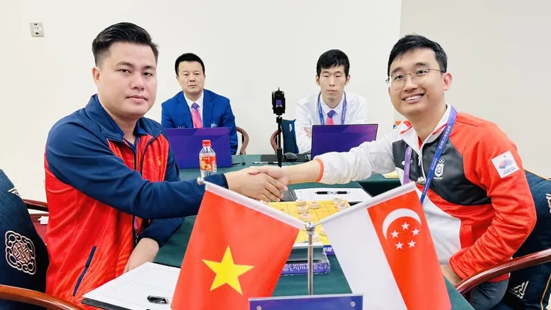 Lại Lý Huynh (trái) thi đấu tại ASIAD 19 và khi trở về Việt Nam đã có tấm HCV cờ nhanh ở giải đấu thủ mạnh quốc gia. Ảnh: MINH MINH
