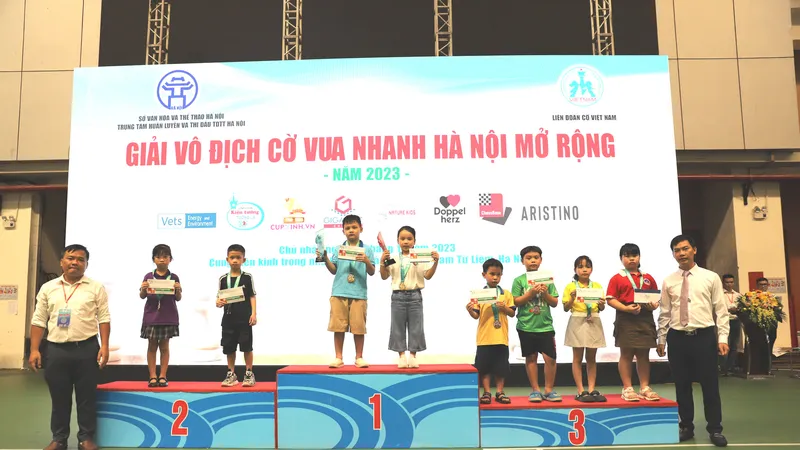 Ban tổ chức trao giải cho các kì thủ đạt thành tích. Ảnh: MINH MINH