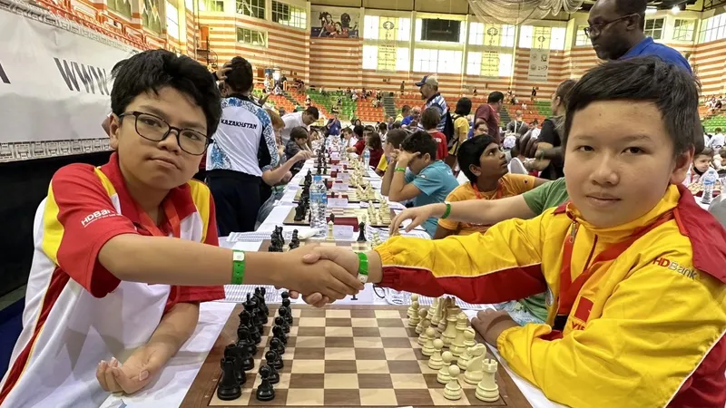 Đầu Khương Duy (trái) đang là một trong những kì thủ trẻ của cờ vua Việt Nam rất chờ đợi có nhiều nguồn lực đầu tư. Ảnh: FIDE