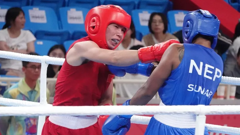 Hà Thị Linh (đỏ) từng thi đấu SEA Games 32, AISAD 19 có mặt dự giải vô địch quốc gia năm nay. Ảnh: ĐOÀN TTVN