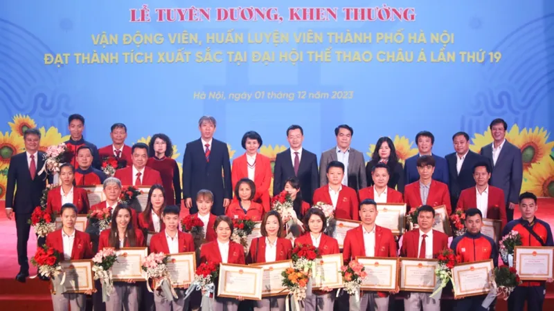 Thể thao Hà Nội đã khen thưởng cho HLV, VĐV đạt thành tích ASIAD 19. Ảnh: NGỌC TÚ