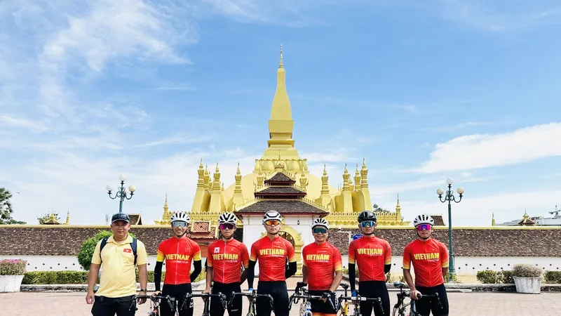 Đội tuyển trẻ xe đạp Việt Nam có mặt ở Lào ngày 4-12 và bước vào tập luyện ngay. Ảnh: VCF