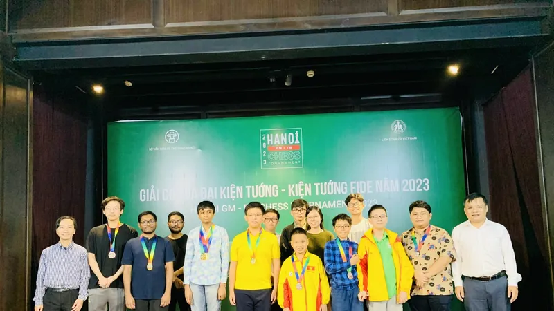Ban tổ chức trao giải cho các kỳ thủ tham dự giải lần này. Ảnh: MINH MINH