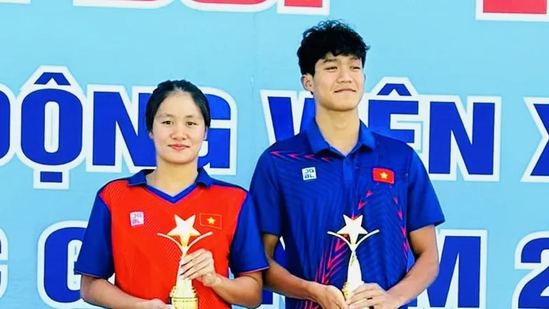 Mỹ Tiên và Ngọc Vinh là 2 gương mặt xuất sắc nhất nội dung bơi giải bơi-lặn VĐV xuất sắc quốc gia 2023. Ảnh: VASA