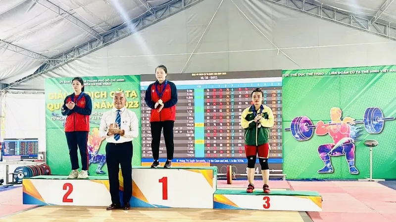 Quàng Thị Tâm giành ngôi vô địch hạng 59kg nữ tại giải cử tạ vô địch quốc gia 2023. Ảnh: MINH MINH