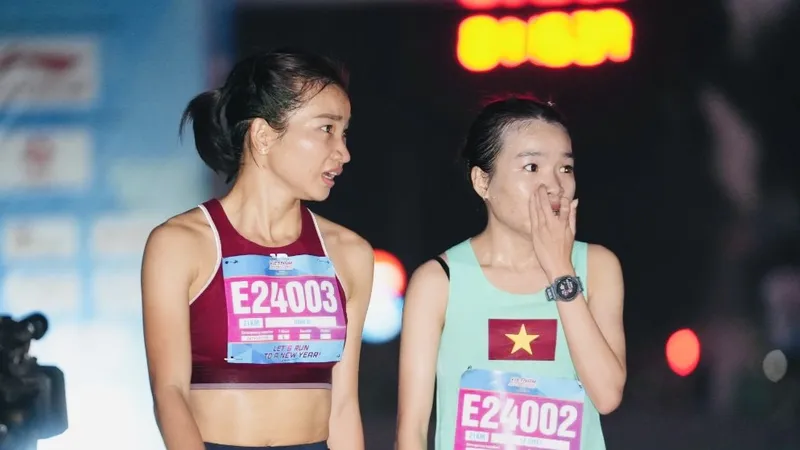 Nguyễn Thị Oanh và Lê Thị Tuyết là hai người có kết quả tốt nhất cự ly 21km nữ giải năm nay. Ảnh: BTC