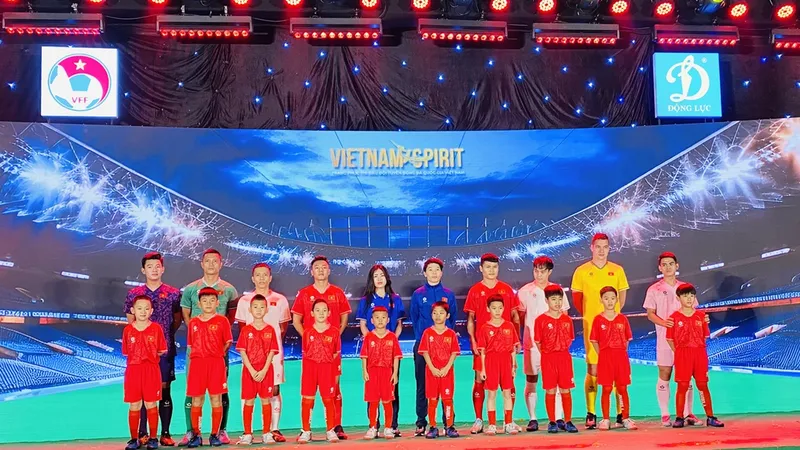 Đội tuyển bóng đá nam, nữ và futsal Việt Nam có trang phục mới từ năm 2024. Ảnh: MINH MINH