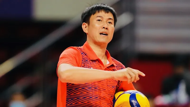 HLV Lê Thái Bình tiếp tục dự giải bóng chuyền vô địch quốc gia 2024 nhưng trong công tác chuyên môn với đội nam Long An. Ảnh: DŨNG PHƯƠNG