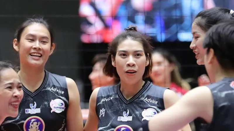 Lâm Oanh cùng đồng đội Kiều Trinh sẽ thi đấu vòng chung kết giải bóng chuyền nữ vô địch quốc gia Thái Lan. Ảnh: THAIVOLLEYBALL