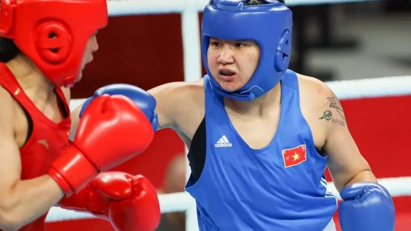 Diễm Quỳnh (xanh) là gương mặt sẽ dự vòng loại Olympic tới đây của boxing nữ Việt Nam. Ảnh: LƯỢNG LƯỢNG