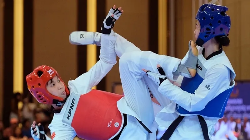 Kim Tuyền (đỏ) là gương mặt trọng điểm của tuyển taekwondo Việt Nam trong mục tiêu tranh vé Olympic 2024. Ảnh: CỤC TDTT