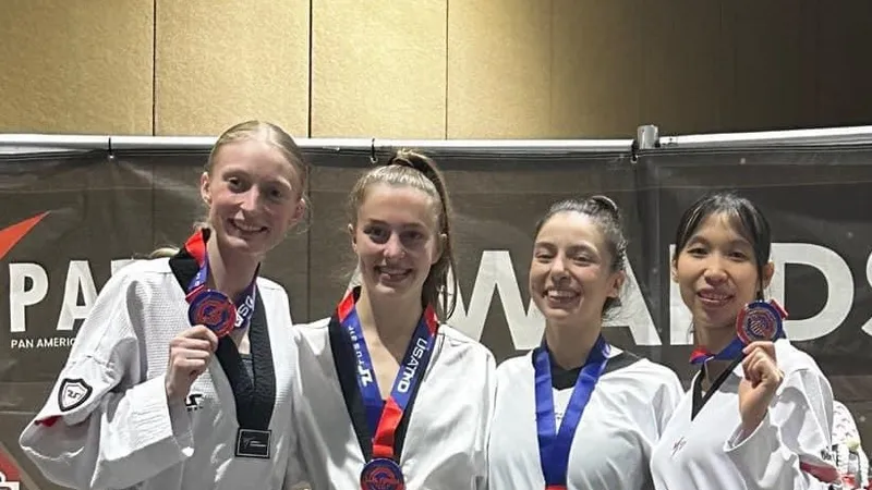 Trương Thị Kim Tuyền (ngoài cùng bên phải) đã có HCB tại giải taekwondo Mỹ mở rộng 2024. Ảnh: TAEKWONDOVN