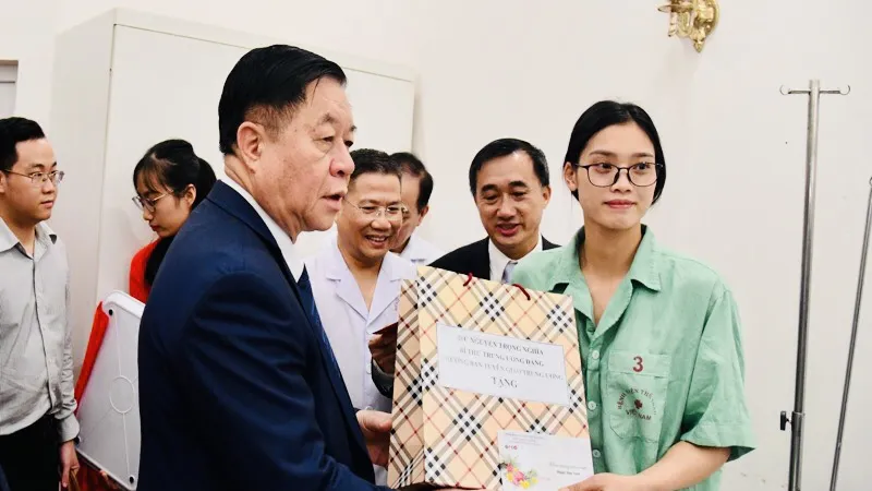 Trưởng Ban Tuyên giáo Trung ương Nguyễn Trọng Nghĩa thăm hỏi, tặng quà cho Nguyễn Thị Tâm khi tới thăm Bệnh viện thể thao Việt Nam vừa qua. Ảnh: CỤC TDTT
