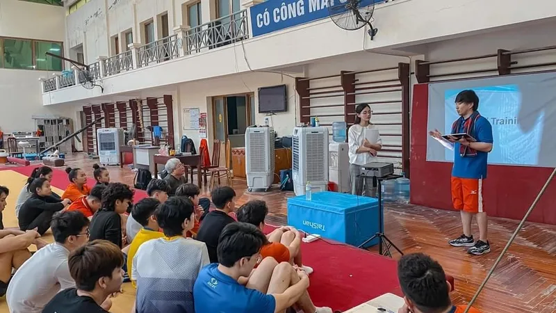 Chuyên gia Nhật Bản đang tập huấn cho tuyển thủ TDDC Việt Nam tại Trung tâm HLTTQG Hà Nội. Ảnh: VGF