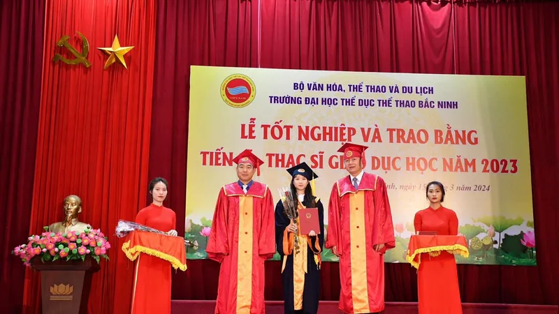 Dương Thúy Vi nhận bằng tốt nghiệp cao học từ Ban Giám hiệu Đại học TDTT Bắc Ninh. Ảnh: VI VI