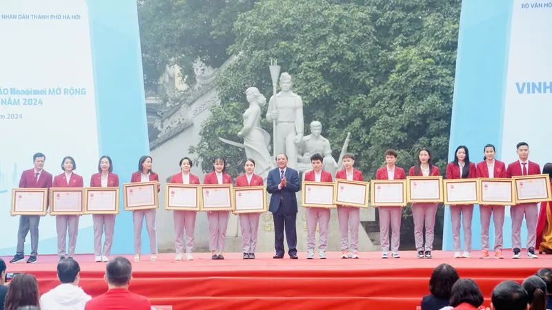 Các cá nhân xuất sắc đã được nhận Huân chương Lao động hạng Ba tại buổi lễ. Ảnh: MINH MINH