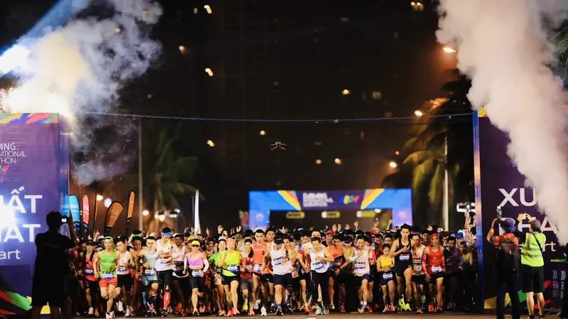 Các VĐV tranh tài ở cự ly 42km tại giải đấu năm nay. Ảnh: BTC