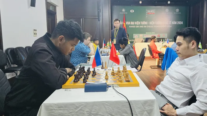 Đại kiện tướng Trần Tuấn Minh (phải) có chiến thắng ở bảng 2 của giải năm nay. Ảnh: MINH MINH