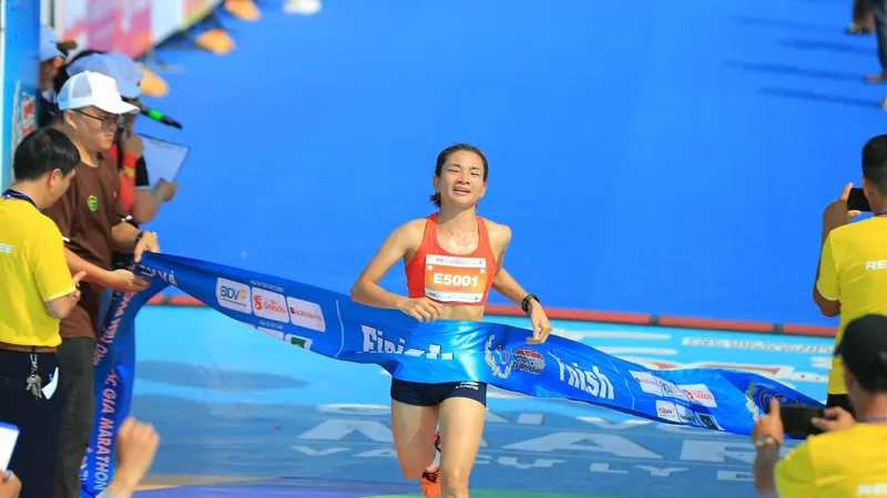 Nguyễn Thị Oanh đã lần thứ 8 liên tiếp vô địch cự ly 5km nữ chuyên nghiệp ở giải. Ảnh: TPM