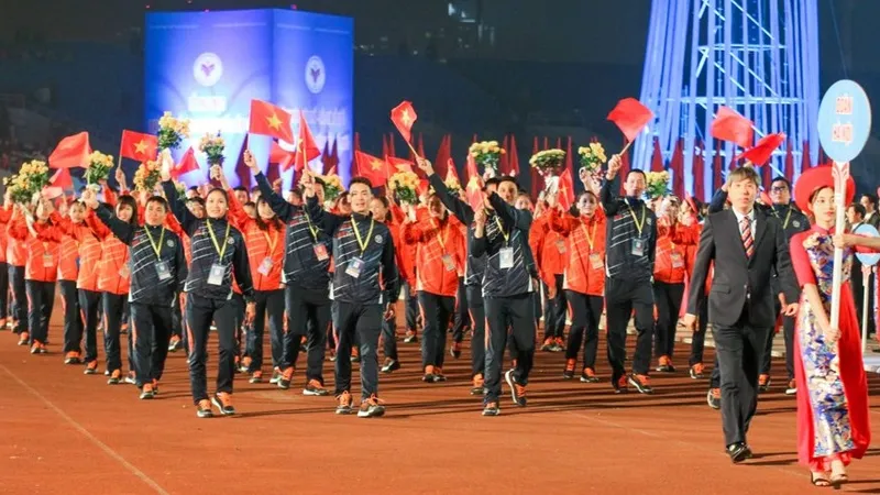 Giám đốc Trung tâm Huấn luyện và thi đấu TDTT Hà Nội Đào Quốc Thắng (đi đầu) được bổ nhiệm là trưởng Phòng quản lý TDTT (Sở VH-TT Hà Nội). Ảnh: LƯỢNG LƯỢNG