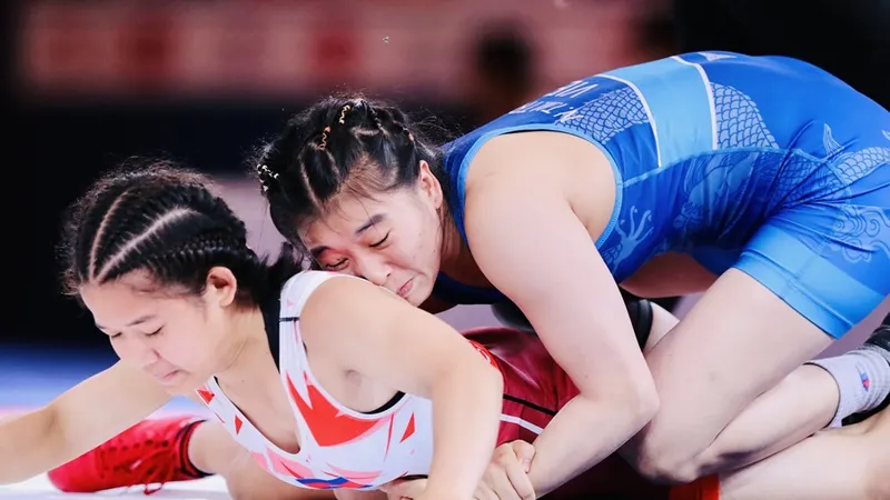 Mỹ Trang (xanh) đã nỗ lực nhưng chưa thành công ở giải vòng loại Olympic của châu Á. Ảnh: DŨNG PHƯƠNG