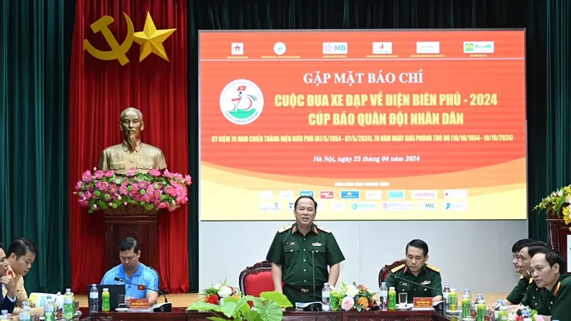 Ban tổ chức thông tin về giải đấu trong ngày 25-4 tại Hà Nội. Ảnh: QDND