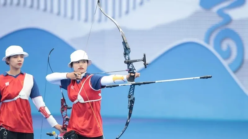 Cung thủ Ánh Nguyệt là người được thể thao Hà Nội rất kỳ vọng giành được suất Olympic 2024. Ảnh: LƯỢNG LƯỢNG